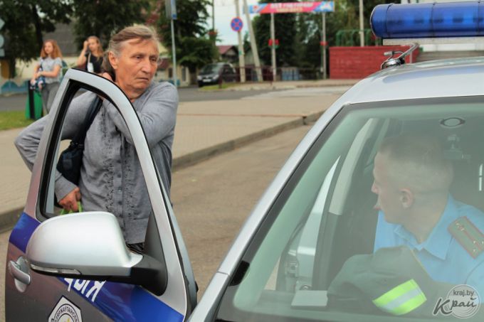«Ой, знаю я правила, не маленькая!» Как ГАИ отслеживала на улицах Вилейки нарушителей среди пешеходов и водителей (фото)