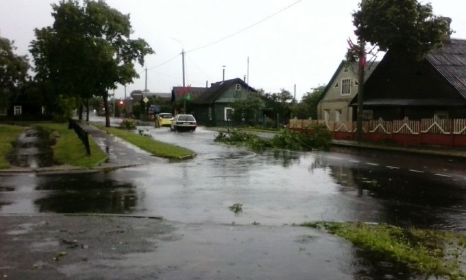 Более 30 поврежденных крыш и 5 га поваленного леса – последствия стихии в Вилейском районе (фото, видео)