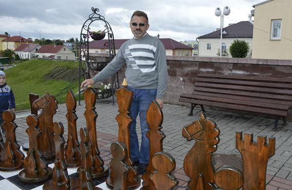 Фотофакт: Дворовые шахматы установили в Глубоком Фотофакт: Дворовые шахматы установили в Глубоком