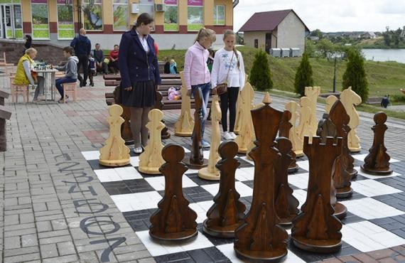 Фотофакт: Дворовые шахматы установили в Глубоком Фотофакт: Дворовые шахматы установили в Глубоком