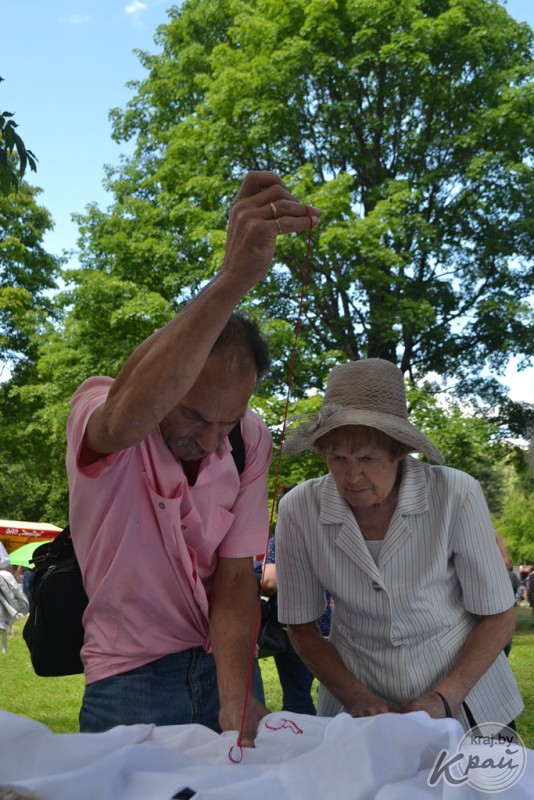 «Купалінка» в современной обработке и 4-метровый рушник. Как прошел праздник поэзии, песни и народных ремесел в Вязынке