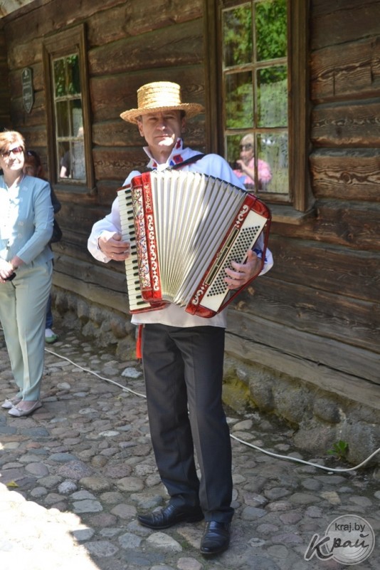 «Купалінка» в современной обработке и 4-метровый рушник. Как прошел праздник поэзии, песни и народных ремесел в Вязынке