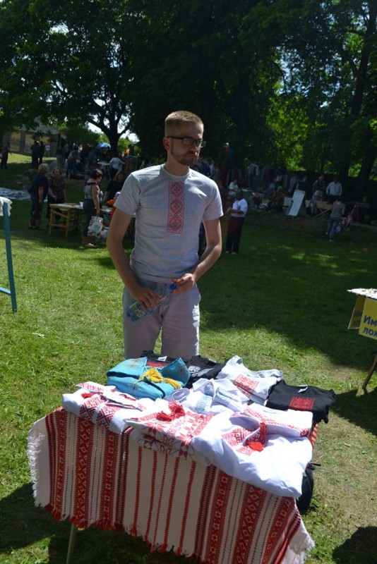 «Купалінка» в современной обработке и 4-метровый рушник. Как прошел праздник поэзии, песни и народных ремесел в Вязынке