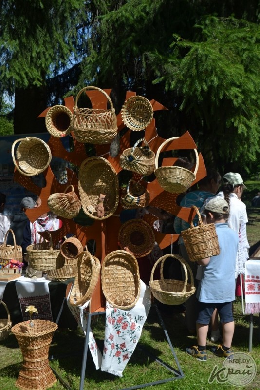 «Купалінка» в современной обработке и 4-метровый рушник. Как прошел праздник поэзии, песни и народных ремесел в Вязынке