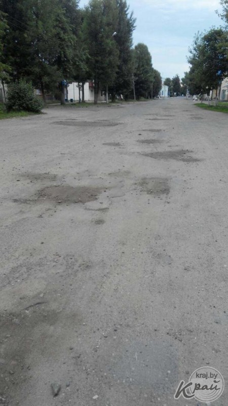 Жительница Молодечно: «Вместо капитального ремонта ямы на улице засыпали землей». Коммунальник: «Нет финансирования» Жительница Молодечно: «Вместо капитального ремонта ямы на улице засыпали землей». Коммунальник: «Нет финансирования»