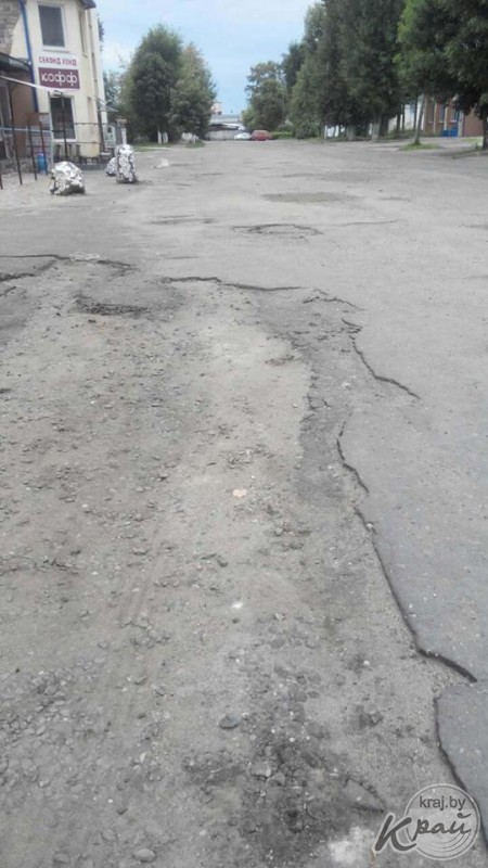 Жительница Молодечно: «Вместо капитального ремонта ямы на улице засыпали землей». Коммунальник: «Нет финансирования» Жительница Молодечно: «Вместо капитального ремонта ямы на улице засыпали землей». Коммунальник: «Нет финансирования»