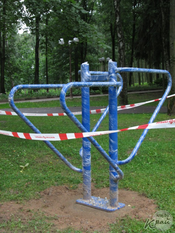 Бесплатный фитнес на свежем воздухе. В Молодечненском парке установили уличные тренажеры (фото)