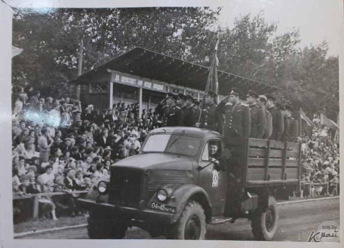 На площади Ленина и стадионе. Как в Молодечно 50 лет назад праздновали День Независимости (фото)