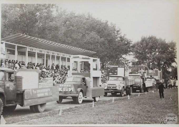 На площади Ленина и стадионе. Как в Молодечно 50 лет назад праздновали День Независимости (фото)