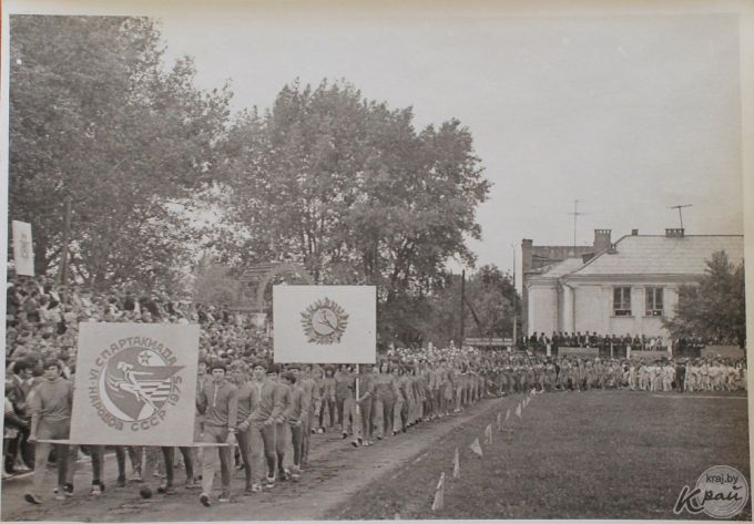 На площади Ленина и стадионе. Как в Молодечно 50 лет назад праздновали День Независимости (фото)