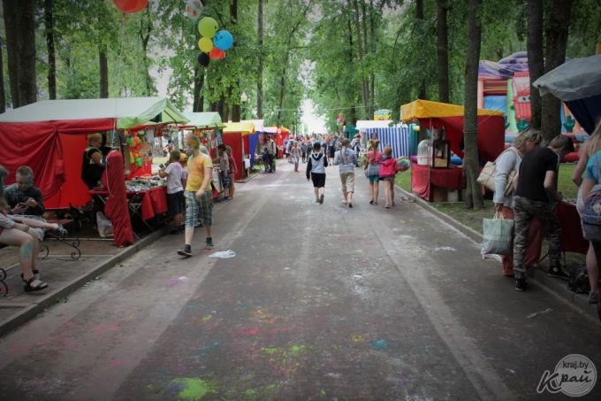 Выставка собак, картины в грузовике и много музыки. В Вилейке прошел фестиваль субкультур «Энергия молодости» (фото)