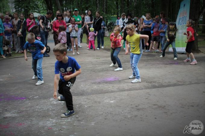 Выставка собак, картины в грузовике и много музыки. В Вилейке прошел фестиваль субкультур «Энергия молодости» (фото)