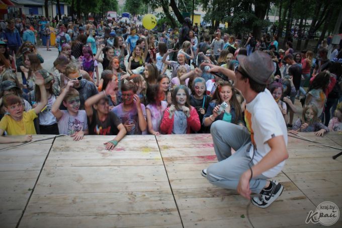 Выставка собак, картины в грузовике и много музыки. В Вилейке прошел фестиваль субкультур «Энергия молодости» (фото)