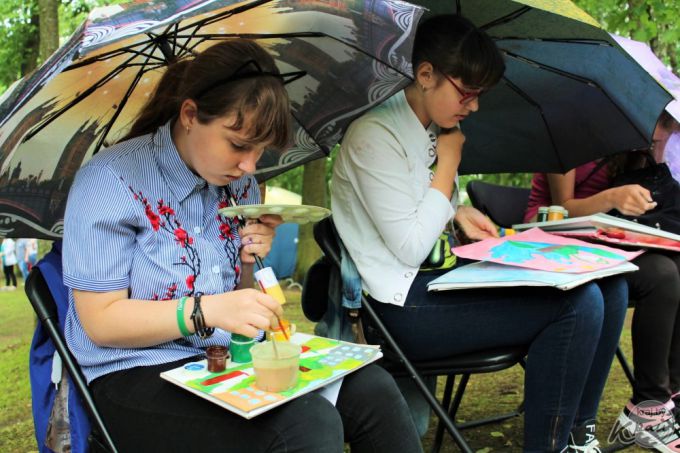 Выставка собак, картины в грузовике и много музыки. В Вилейке прошел фестиваль субкультур «Энергия молодости» (фото)