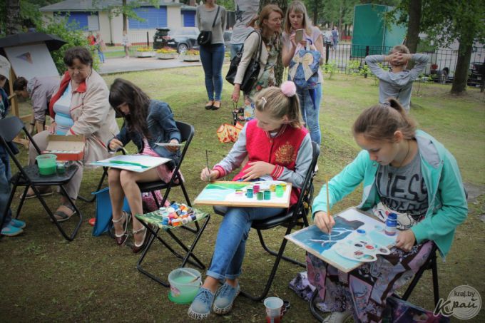 Выставка собак, картины в грузовике и много музыки. В Вилейке прошел фестиваль субкультур «Энергия молодости» (фото)