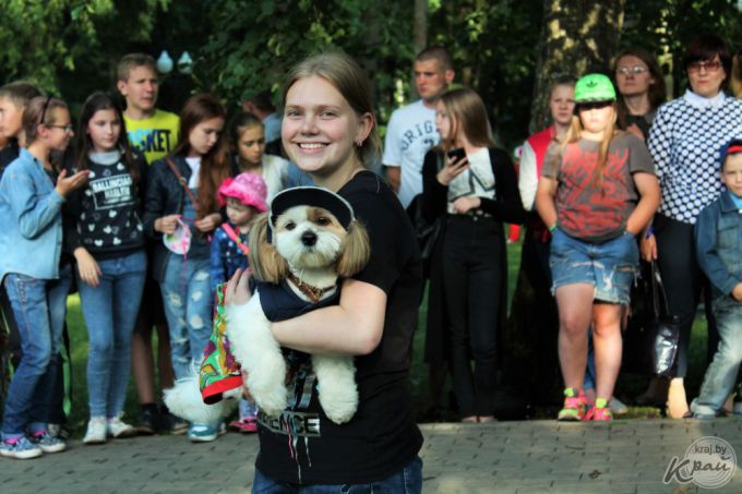 Выставка собак, картины в грузовике и много музыки. В Вилейке прошел фестиваль субкультур «Энергия молодости» (фото)
