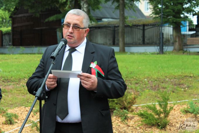 Скульптуру мамы с детьми 2 июля открыли в городском парке Вилейки (фото)