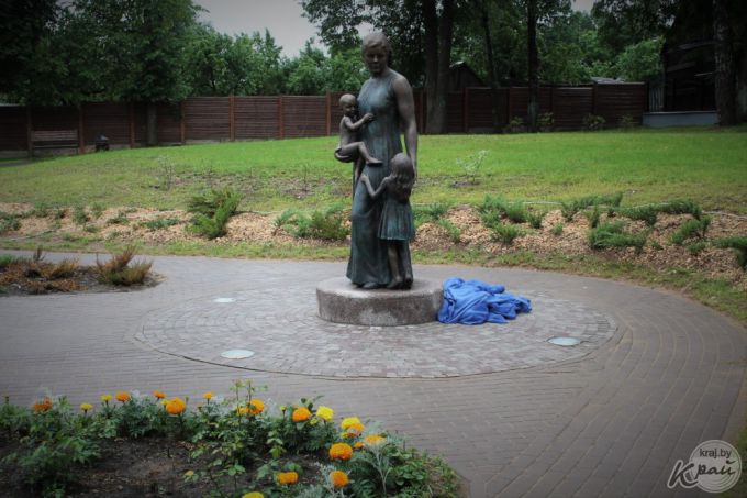 Скульптуру мамы с детьми 2 июля открыли в городском парке Вилейки (фото)