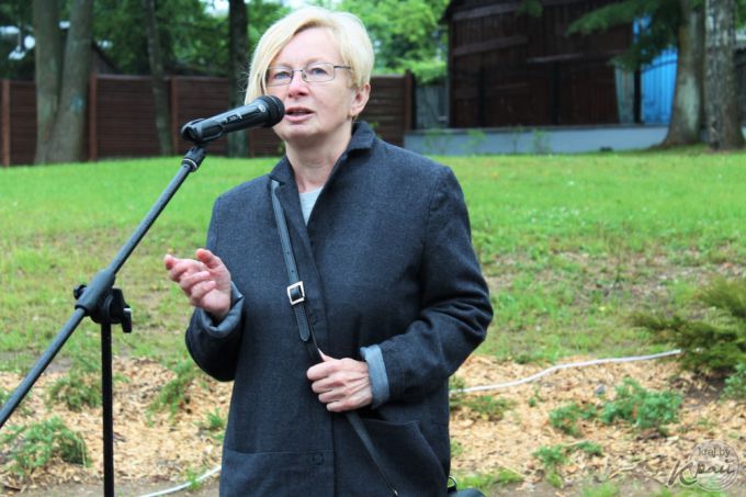 Скульптуру мамы с детьми 2 июля открыли в городском парке Вилейки (фото)