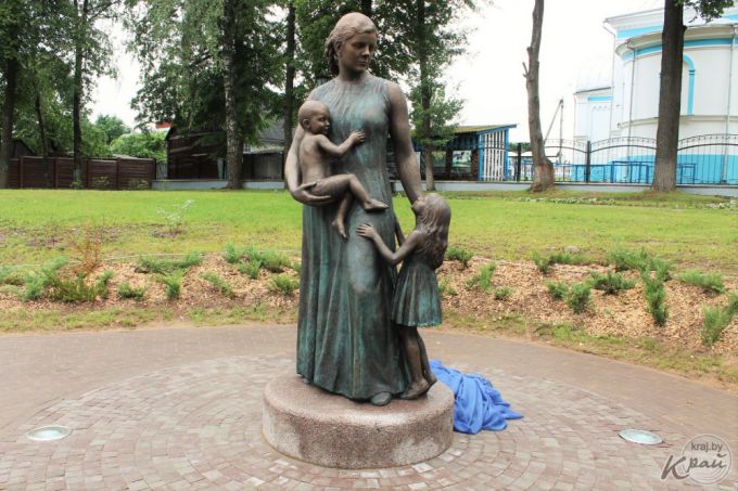 Скульптуру мамы с детьми 2 июля открыли в городском парке Вилейки (фото)