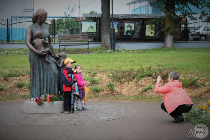 Скульптуру мамы с детьми 2 июля открыли в городском парке Вилейки (фото)