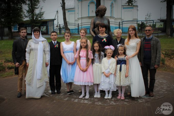 Скульптуру мамы с детьми 2 июля открыли в городском парке Вилейки (фото)