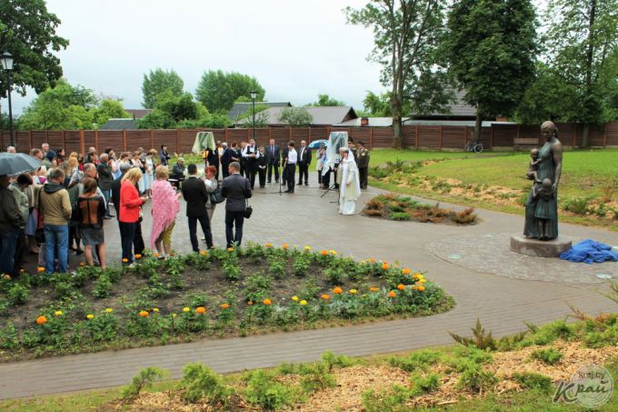 Парад зонтиков, открытие скульптуры Матери, салют и концерт Хлестова. Вилейка отпраздновала День Независимости (фото)