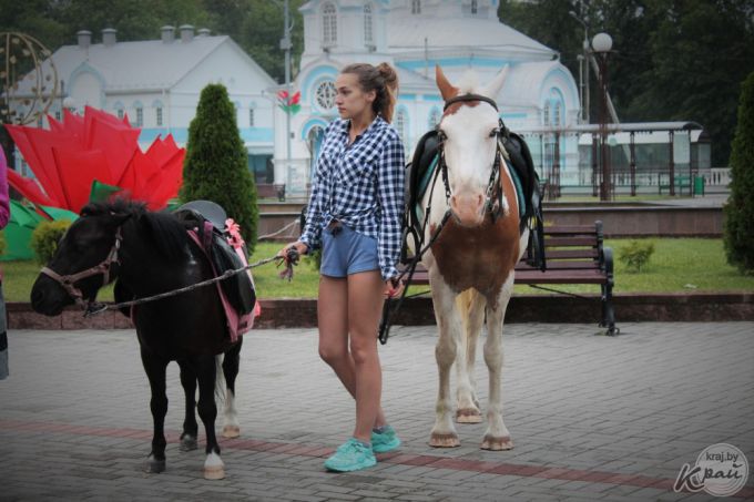 Парад зонтиков, открытие скульптуры Матери, салют и концерт Хлестова. Вилейка отпраздновала День Независимости (фото)