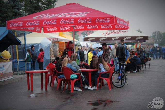 Парад зонтиков, открытие скульптуры Матери, салют и концерт Хлестова. Вилейка отпраздновала День Независимости (фото)