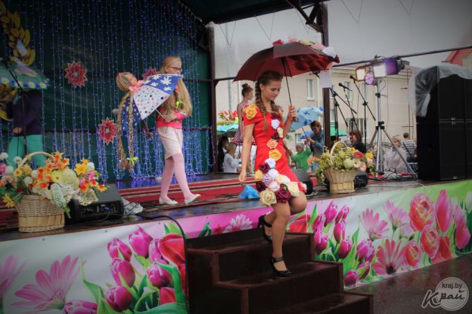 Парад зонтиков, открытие скульптуры Матери, салют и концерт Хлестова. Вилейка отпраздновала День Независимости (фото)