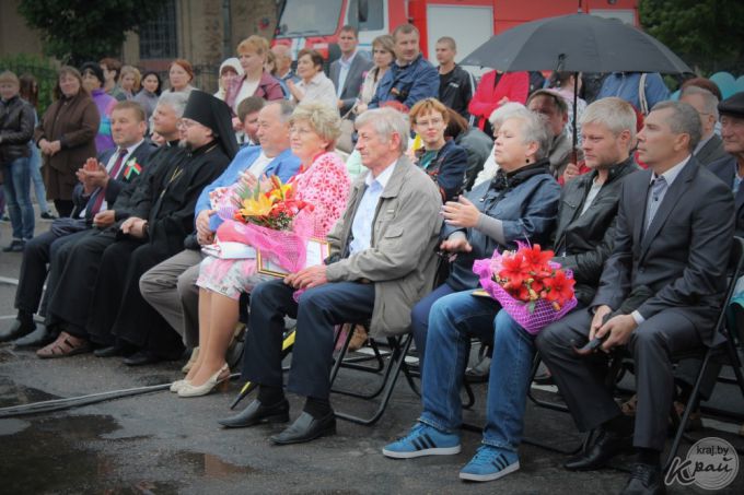 Парад зонтиков, открытие скульптуры Матери, салют и концерт Хлестова. Вилейка отпраздновала День Независимости (фото)
