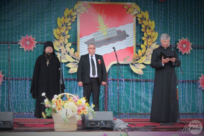 Парад зонтиков, открытие скульптуры Матери, салют и концерт Хлестова. Вилейка отпраздновала День Независимости (фото)