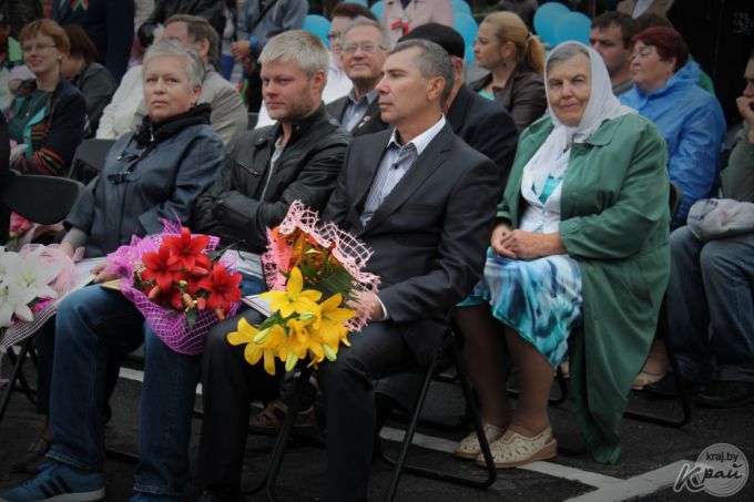 Парад зонтиков, открытие скульптуры Матери, салют и концерт Хлестова. Вилейка отпраздновала День Независимости (фото)