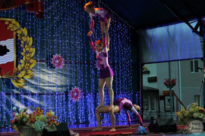 Парад зонтиков, открытие скульптуры Матери, салют и концерт Хлестова. Вилейка отпраздновала День Независимости (фото)