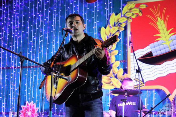 Парад зонтиков, открытие скульптуры Матери, салют и концерт Хлестова. Вилейка отпраздновала День Независимости (фото)