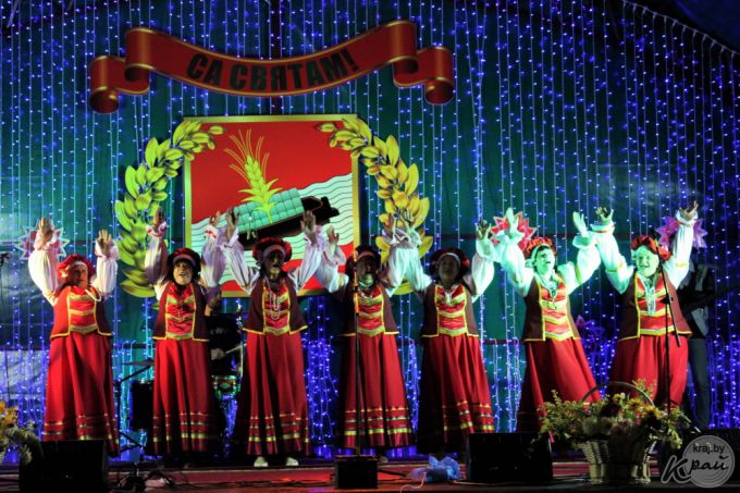 Парад зонтиков, открытие скульптуры Матери, салют и концерт Хлестова. Вилейка отпраздновала День Независимости (фото)