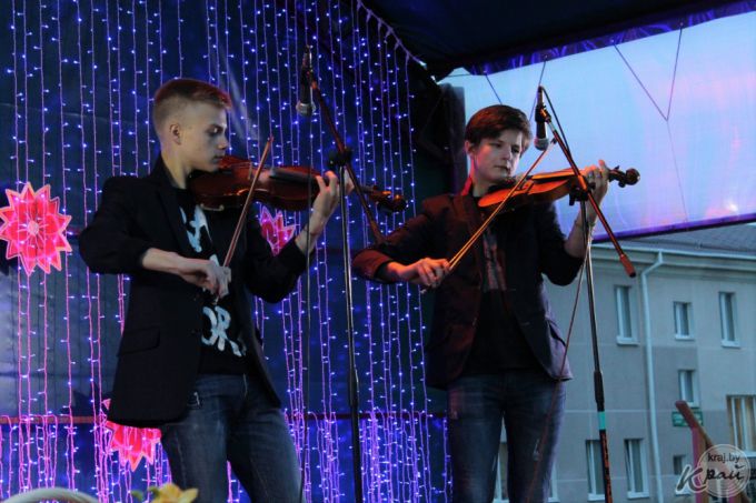 Парад зонтиков, открытие скульптуры Матери, салют и концерт Хлестова. Вилейка отпраздновала День Независимости (фото)