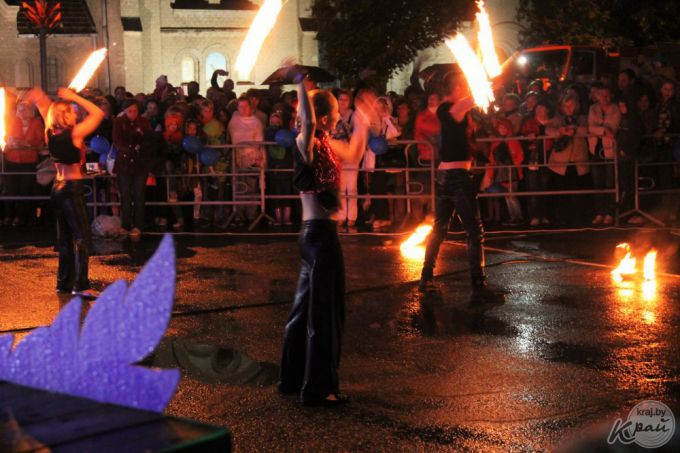 Парад зонтиков, открытие скульптуры Матери, салют и концерт Хлестова. Вилейка отпраздновала День Независимости (фото)