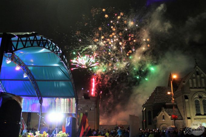 Парад зонтиков, открытие скульптуры Матери, салют и концерт Хлестова. Вилейка отпраздновала День Независимости (фото)