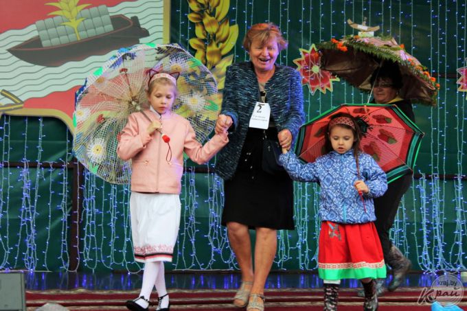 В ход шли диски, газеты и двухметровый пододеяльник. Вилейчане украсили почти 50 зонтов (фото)