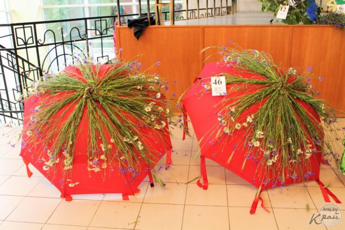 В ход шли диски, газеты и двухметровый пододеяльник. Вилейчане украсили почти 50 зонтов (фото)