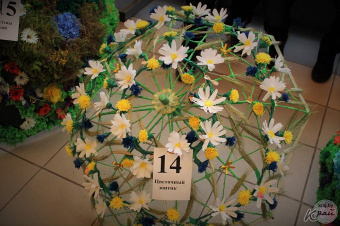 В ход шли диски, газеты и двухметровый пододеяльник. Вилейчане украсили почти 50 зонтов (фото)