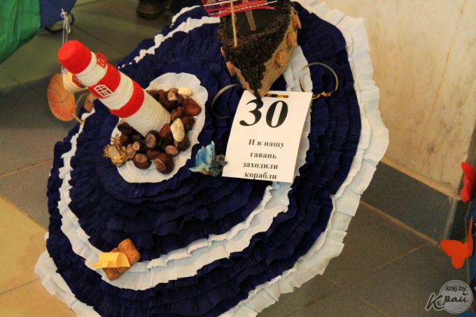 В ход шли диски, газеты и двухметровый пододеяльник. Вилейчане украсили почти 50 зонтов (фото)