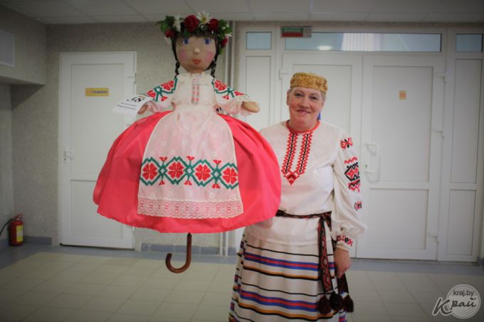 В ход шли диски, газеты и двухметровый пододеяльник. Вилейчане украсили почти 50 зонтов (фото)