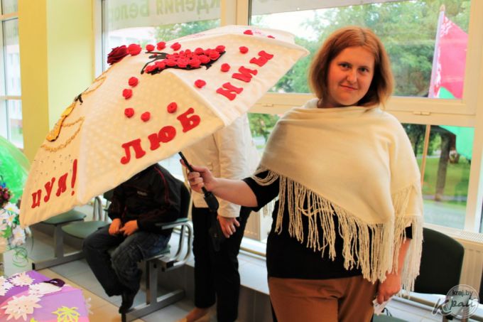 В ход шли диски, газеты и двухметровый пододеяльник. Вилейчане украсили почти 50 зонтов (фото)