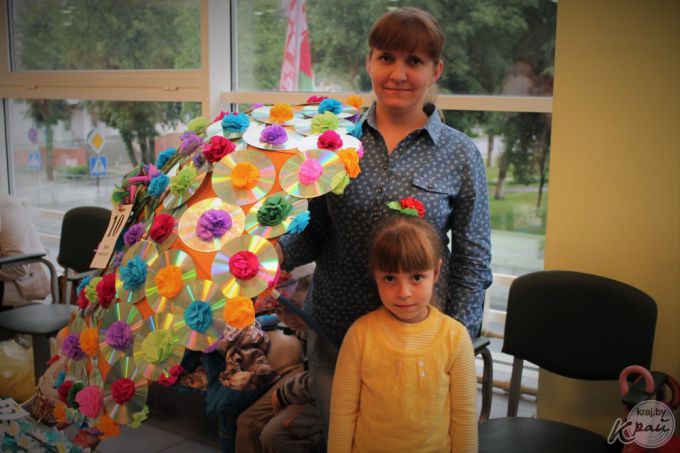 В ход шли диски, газеты и двухметровый пододеяльник. Вилейчане украсили почти 50 зонтов (фото)