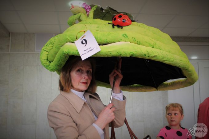 В ход шли диски, газеты и двухметровый пододеяльник. Вилейчане украсили почти 50 зонтов (фото)