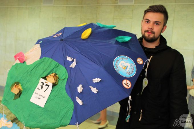 В ход шли диски, газеты и двухметровый пододеяльник. Вилейчане украсили почти 50 зонтов (фото)