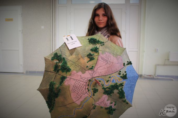 В ход шли диски, газеты и двухметровый пододеяльник. Вилейчане украсили почти 50 зонтов (фото)