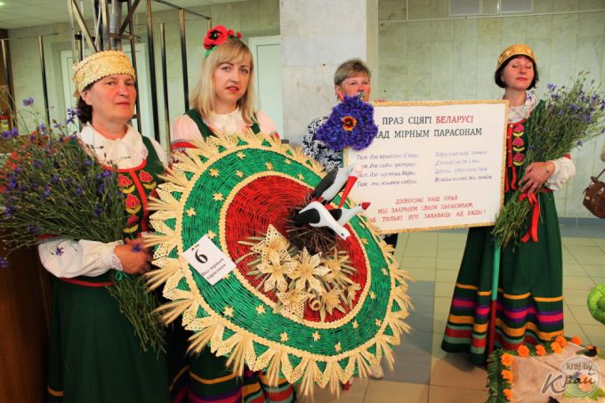 В ход шли диски, газеты и двухметровый пододеяльник. Вилейчане украсили почти 50 зонтов (фото)